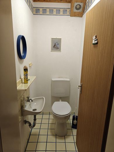 Maison mitoyenne bien entretenue en emplacement central – WC EG