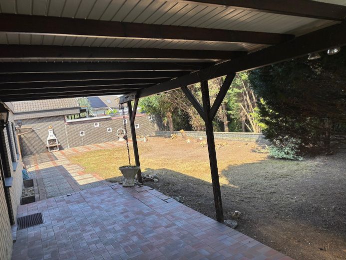 Bungalow mit großer Doppelgarage in ruhiger, zentraler Lage auf tollem Grundstück – Blick in den Garten 