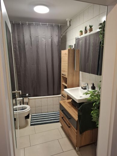 2 Zimmer Wohnung PAF 2 Minuten ins Zentrum – Bad