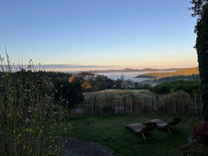 Fereinhaus Anwesen in exponierter Aussichtslage auf einem Höhenzug nahe Nürburgring provisionsfrei – Nebel
