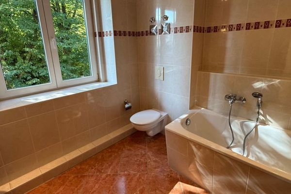 1.OG / Blk. an der Küche + Bad mit Fenster + Laminat