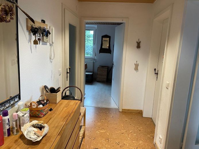5 1/2 Zimmer Wohnung in ruhig gelegenem Zweifamilienwohnhaus mit sonnigem Garten – Flur
