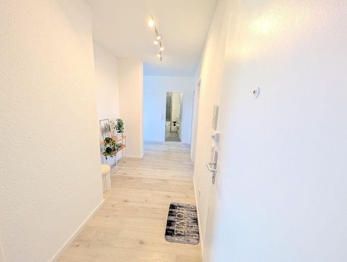 PROVISIONSFREI - sofort einziehen - Helle 3-Zimmerwohnung mit Blick zur Pfalz, komplett renoviert – Flur