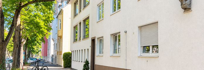42 m² pour se sentir bien – appartement mansardé de 2 pièces dans un emplacement central – Frontansicht Gebäude