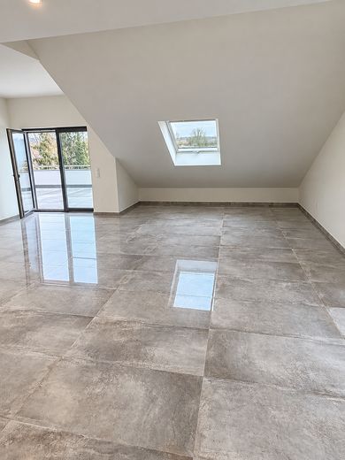 Attico di 4 locali di prima qualità con terrazza sul tetto e garage + posto auto – senza commissioni – Wohnzimmer