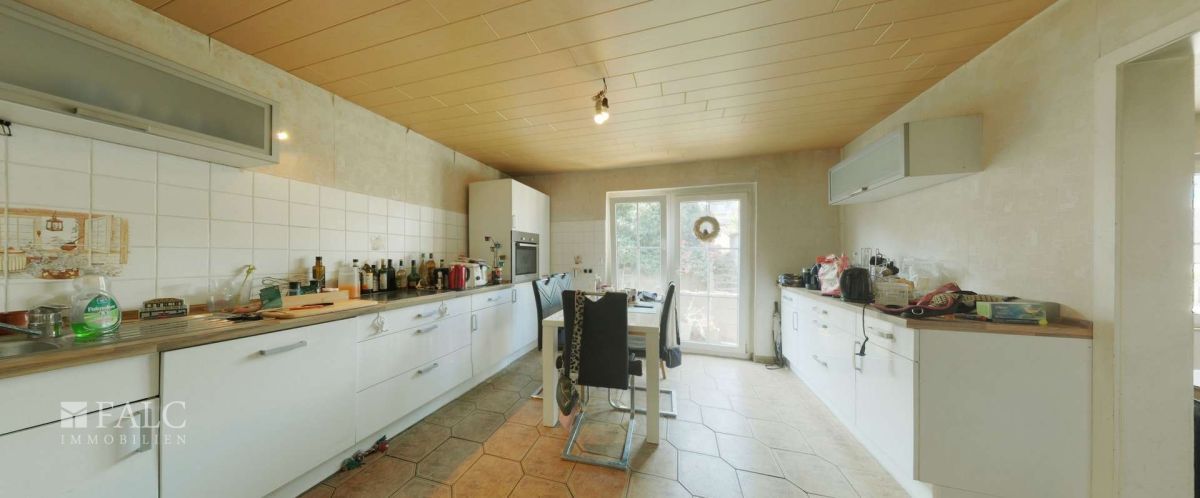 Sanierungsobjekt mit Charme - Großes Grundstück, Ausbaureserve &amp; Top-Lage – Küche