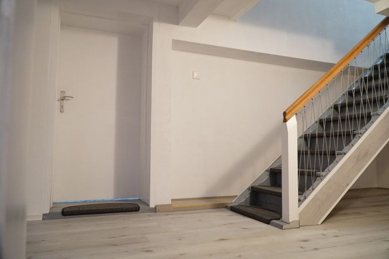 Vollständig renoviertes und modernisiertes 5-Zimmer-Einfamilienhaus in Eichendorf – Treppe und Tür richtung Bad