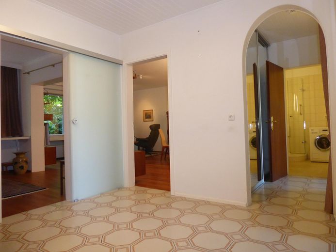 Well-laid-out apartment with a view of the greenery, top energy efficiency, top condition – Diele vom Eingang aus