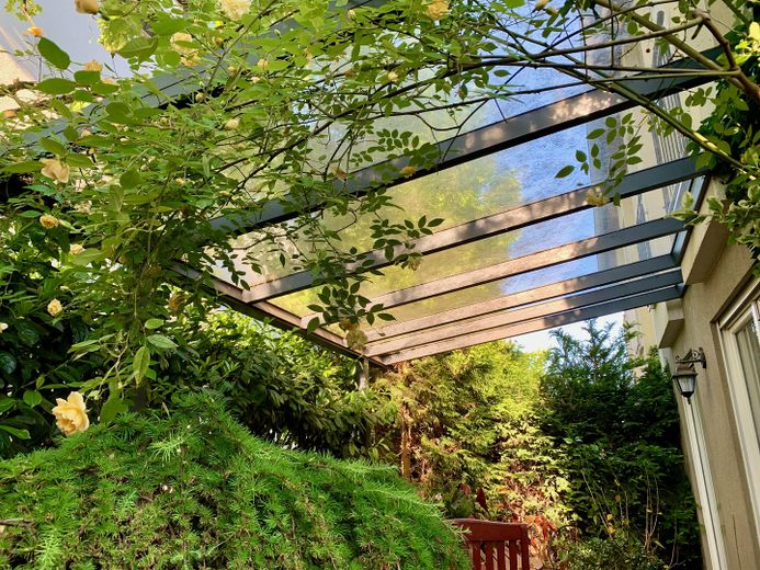 Maison mitoyenne dans une impasse calme à Francfort-Ginnheim – sans commission – Glasüberdachte Terrasse