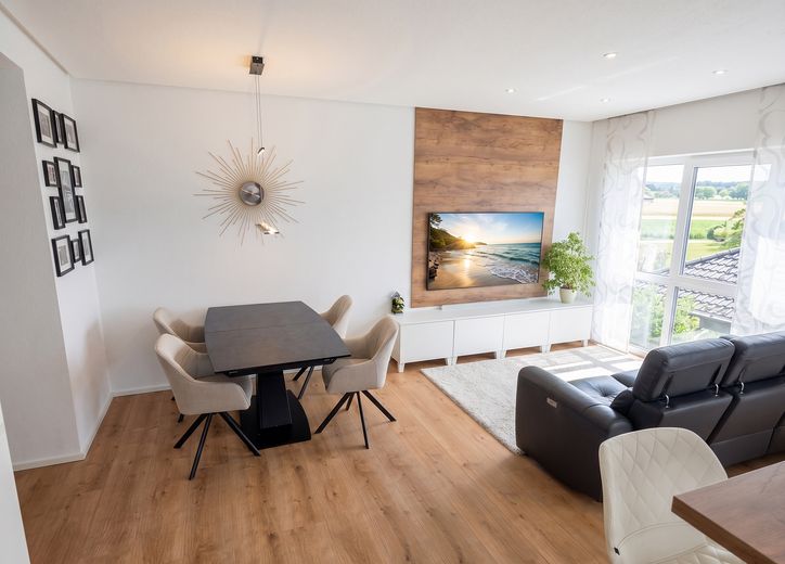 Moderne 4-Zimmer-OG-Wohnung mit PV, Wärmepumpe & Smart Home – Esszimmer und Wohnzimmer