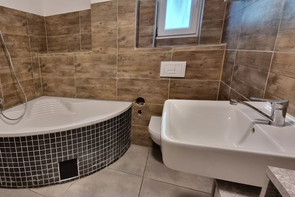 Sehr schöne teilmöblierte 4 Zimmer 103 qm DG Maisonette Wohnung mit EBK, Balkon usw.