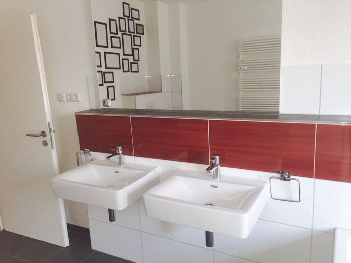 Exklusive, moderne Wohnung mit Dachterrasse offener Küche, Kamin und TG-Stellplatz – Bad 3 Waschbecken 