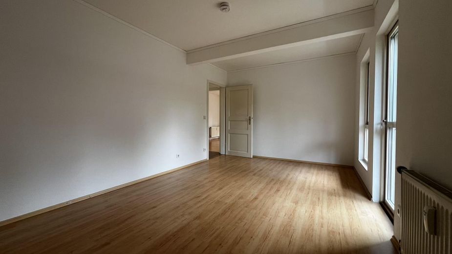 Ruhige 2-Zimmer Wohnung in grüner Lage mit 2 Terrassen – Zimmer 1