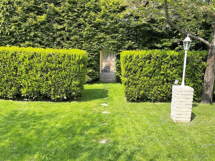 Wohnen und Arbeiten: Stilvolles Mehrfamilien- und Geschäftshaus mit großem Garten. – Garten