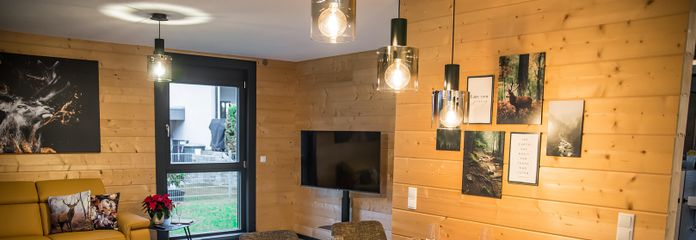 Möbliertes Holzhaus mit 2 Wohnungen, Garten, Balkon, inkl. Küchen - Windschläg 970.000€ zzgl. MwSt. – Essbereich