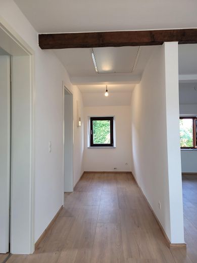 Stadtgrenze Bonn: neue 3-Zimmer-Wohnung in alten Mauern – Flur vor Schlafzimmer