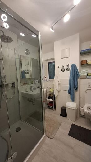 Beautiful apartment in the Chiemgau with mountain panorama and swimming pool/sauna – Bad 1