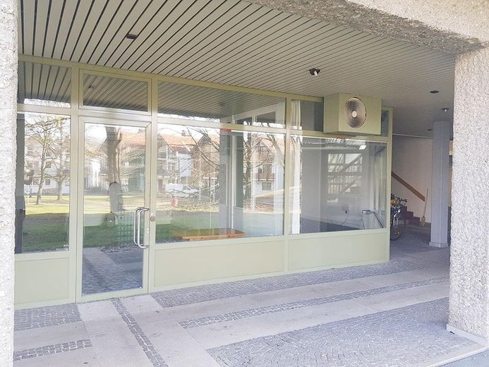 Retail space / office / practice — quiet yet central / S-Bahn around the corner / on 2 levels – Arkadengang vor Ladengeschäft