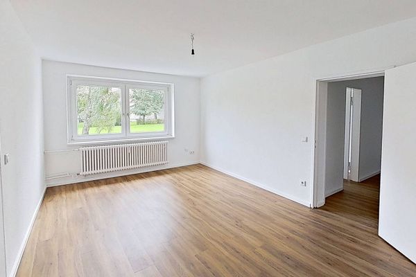 Cocina equipada y baño con bañera: moderno apartamento de 3 habitaciones en el sur de Flensburg