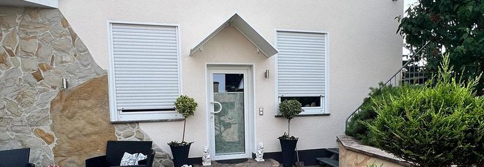 Mehrgenerationenhaus mit zwei Wohneinheiten, Garten und Pool, Verkauf VB – Eingang zum Studio/Gewerbe