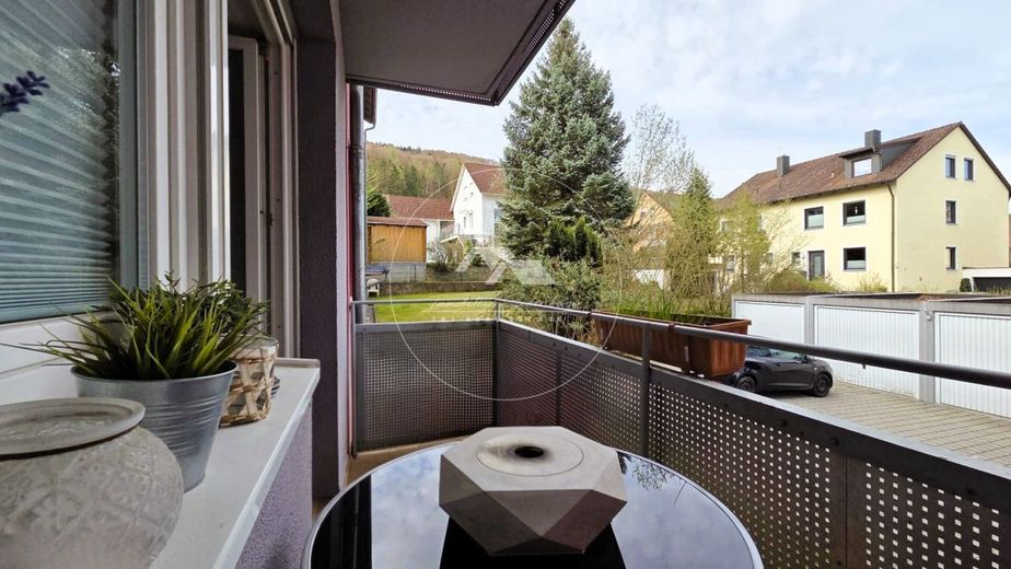 Selten: 4-Zimmer-Wohnung mit Privatgarten, Balkon, Garage &amp;  Top Anbindung – Balkon