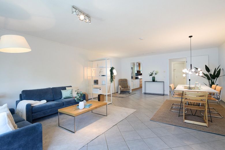 Highlight im Röthelheimpark - bezugsbereit, 4 Zimmer, großer Garten mit Pool – Wohnbereich vom Garten