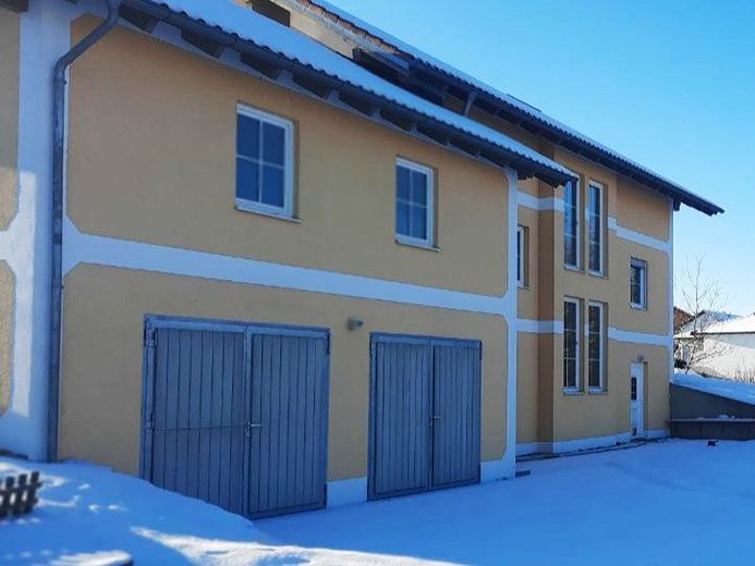 gr. Einfamilienhaus mit 4 Garagen – Foto 2