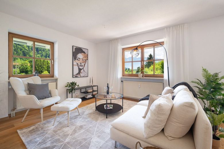 Einzigartiger Bergblick - sanierte 3-Zimmer Wohnung in den Chiemgauer Alpen – Wohnbereich mit Rundumblick