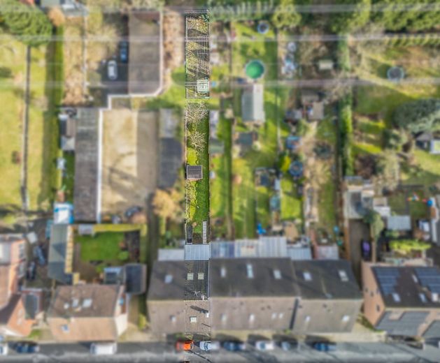 IIdyllisches Familiennest: Ihr Zuhause mit weitläufigem Garten – Drohnenaufnahme 1