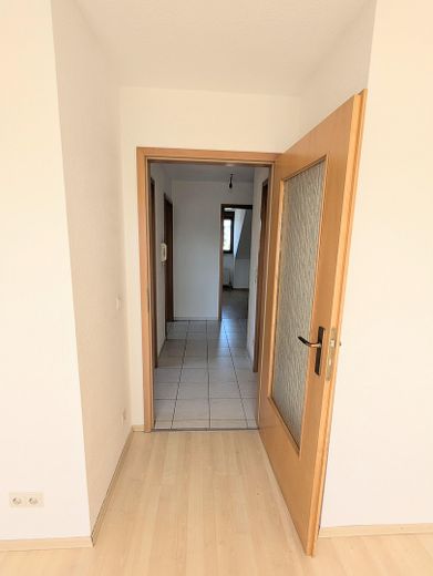 Helle 3-Zi.-Wohnung + West-Balkon & TG-Stellplatz – Blick Wohnzimmer in den Flur