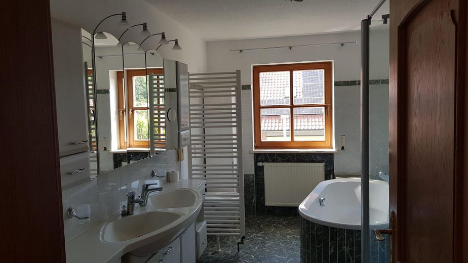 Traumwohnung m. Garten in bester Wohnlage Ende Sackgasse mit Blick in die Alpen mit PV Anlage – Bad