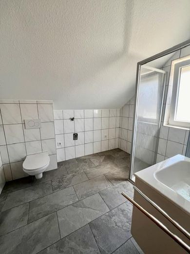 Helle 2-Zimmer-DG-Wohnung in 66540 Neunkirchen – Perfekt für Berufstätige – Bad