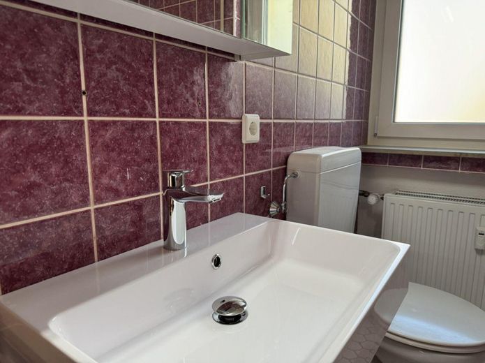Piękne mieszkanie 4-pokojowe z wbudowaną kuchnią – w Straßbergu – Badezimmer