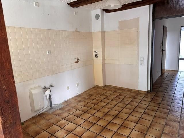 Helle 3-Zimmer-Wohnung in citynaher Lage von Eschweiler – Küche mit Fluransicht