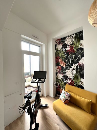 Moderne 3-Zi-Wohnung mit 2 Balkonen, hohen Decken uvm. – Büro