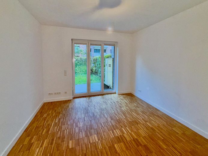 Freshly renovated in Othmarschen: 4 rooms, each with a garden door – commission-free – Schlafzimmer zum Ostgarten