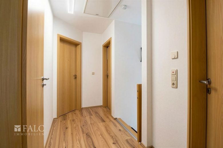 +++ Kapitalanlage mit Weitblick: Zweifamilienhaus im Grünen +++ – Flur oben Whg. 2c