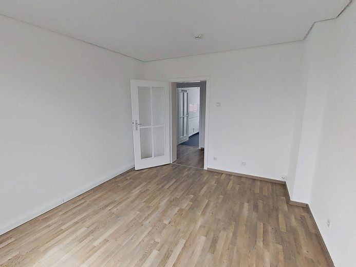 Appartement moderne de 3 pièces avec salle de bains éclairée par la lumière du jour à Bielefeld-Mitte – Ansicht II: Schlafzimmer I