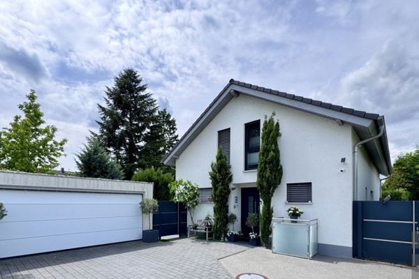 SOLD ! Holiday at home – modern dream house (built in 2017) with garden pool, heat pump & double garage