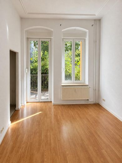 Il fascino di un edificio d’epoca incontra la gioia di un giardino: due locali e circa 57 m² di oasi verde tutta per voi! Libero da subito! – Foto 17