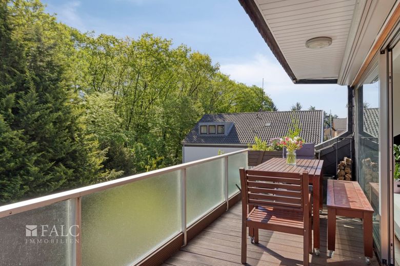 DG-Traum mit Kamin &amp; großem Balkon ins Grüne | 110 m² – Balkon