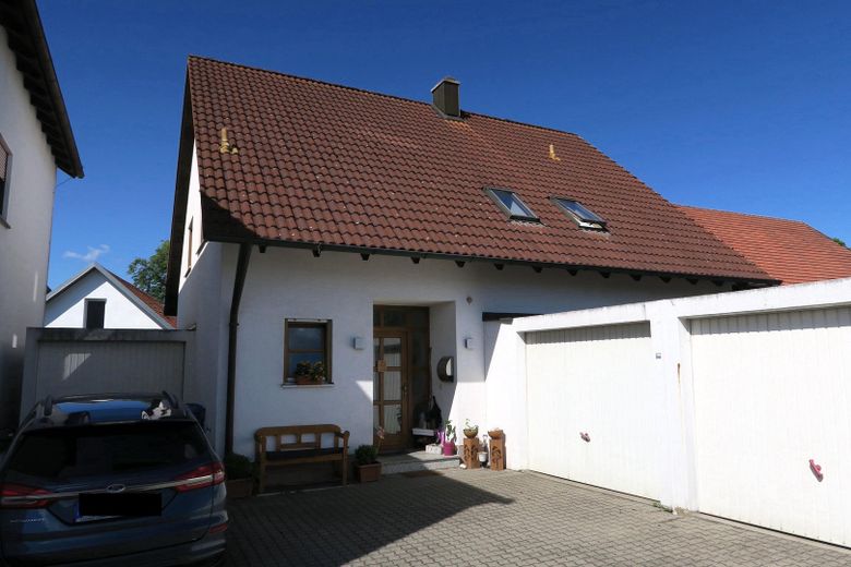 Well-maintained detached house with garden for rent in Seubersdorf – Eingangsbereich