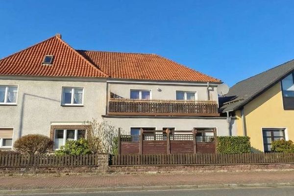 Uetze - 4-Familienhaus + Haushälfte + 3 Garagen - gepflegte Anlageimmobilie