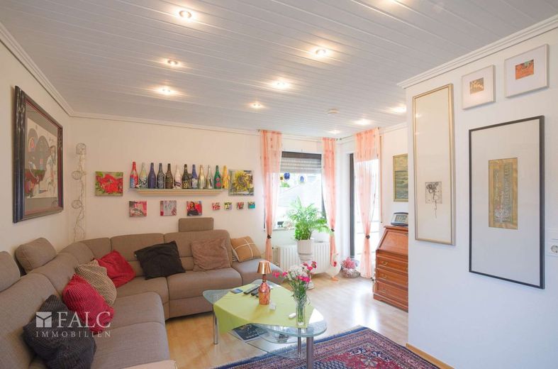 Gepflegtes Einfamilienhaus in Kürten: Ankommen &amp; Wohlfühlen - mit Kamin und Garten – Wohnzimmer
