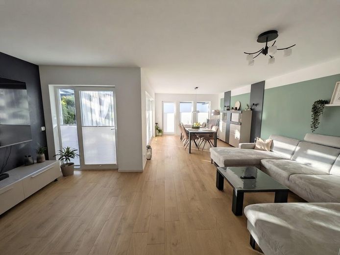 Bungalow mit mitoyenneté rénové sur le plan énergétique (A+) avec patio-jardin privé et vue dégagée sur la verdure – Wohnzimmer
