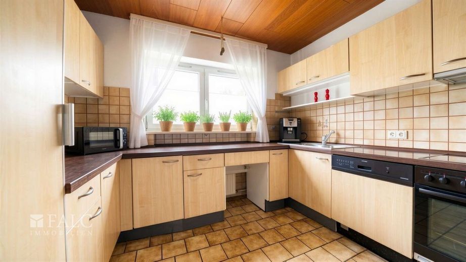 Herrlich viel Platz, Einliegerwohnung und Sauna - FALC Immobilien – Das Reich der Küchenfee