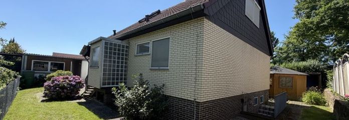 !PROVISIONSFREI! Gemütliches Haus in Vellmar (5–6 Zi., 589 m² Grundstück): 3 Garagen, Keller, Kamine, Terrasse ++ Modernisiertes Streif-Fertighaus, Bj. 1976, Anbau 1984 ++ Mögl. Monatsrate: 1.313,87 €