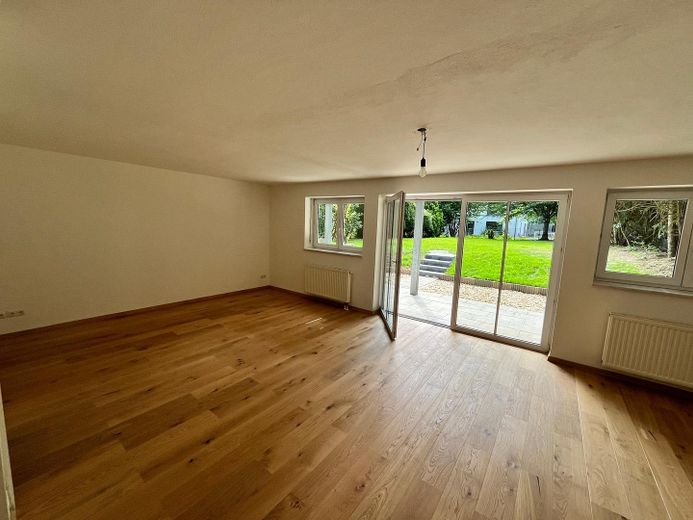 Wohnzimmer (Holzparkett)