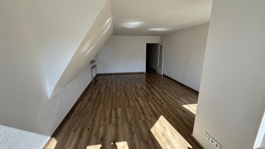 Aucune attente : spacieux refuge de 2 pièces à Lokstedt (prêt à emménager et sans commission) – Wohnzimmer