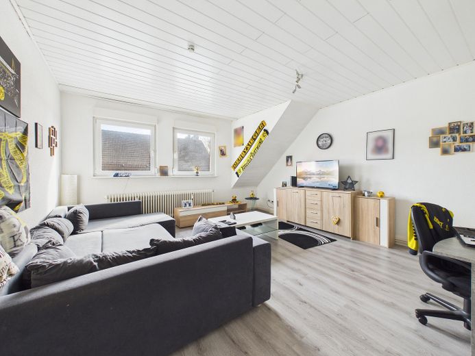 Komplett vermietetes Mehrfamilienhaus mit Gewerbe, 7 Garagen und Garten – Wohnzimmer 2. OG